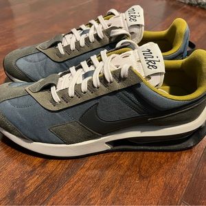 Nike pre day sneaker